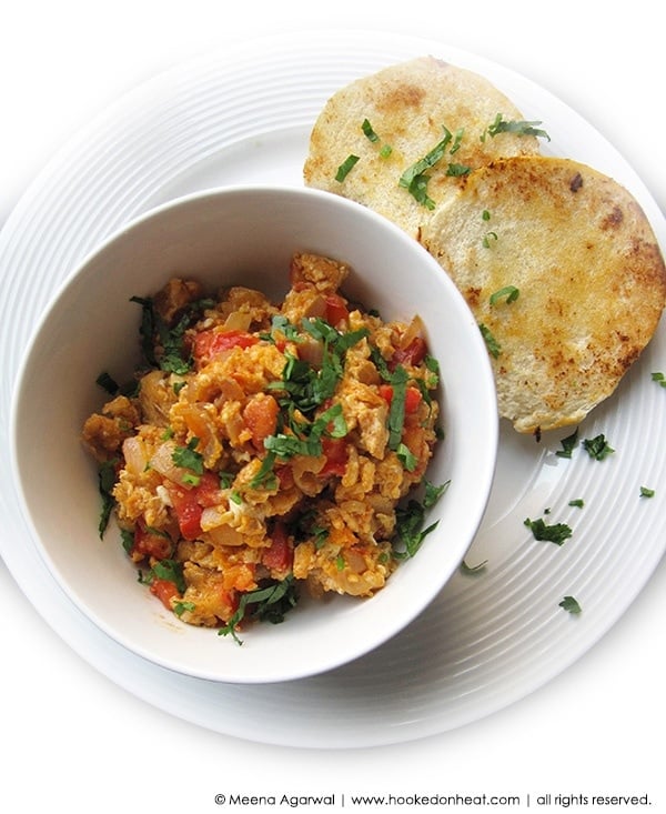 A bowl of Masala Egg Bhurji served with buttered buns