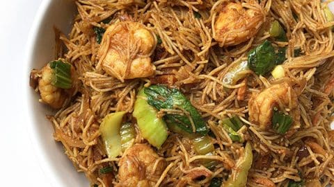 Mee Hoon Goreng (Malay-style Fried Vermicelli Noodles) - Hooked on